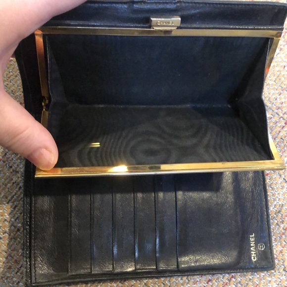 Authentic CHANEL Caviar Skin CC Logo Long Black Bifold Kisslock Wallet - Picture 10 of 15